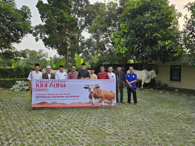Dokumentasi penyerahan hewan qurban Idul Adha 2025